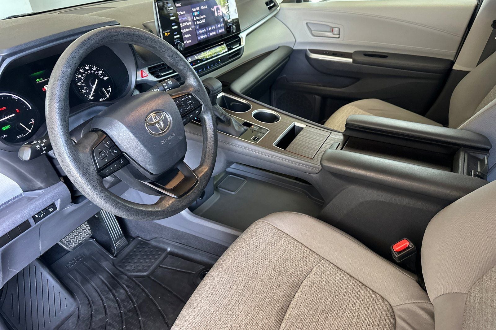 2022 Toyota Sienna LE 8 Passenger