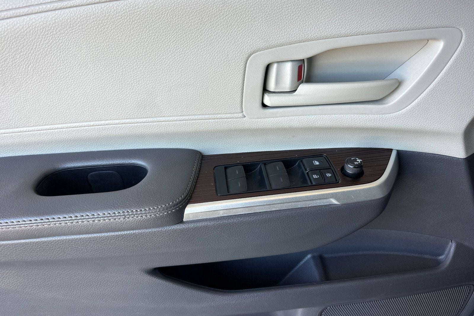 2022 Toyota Sienna LE 8 Passenger