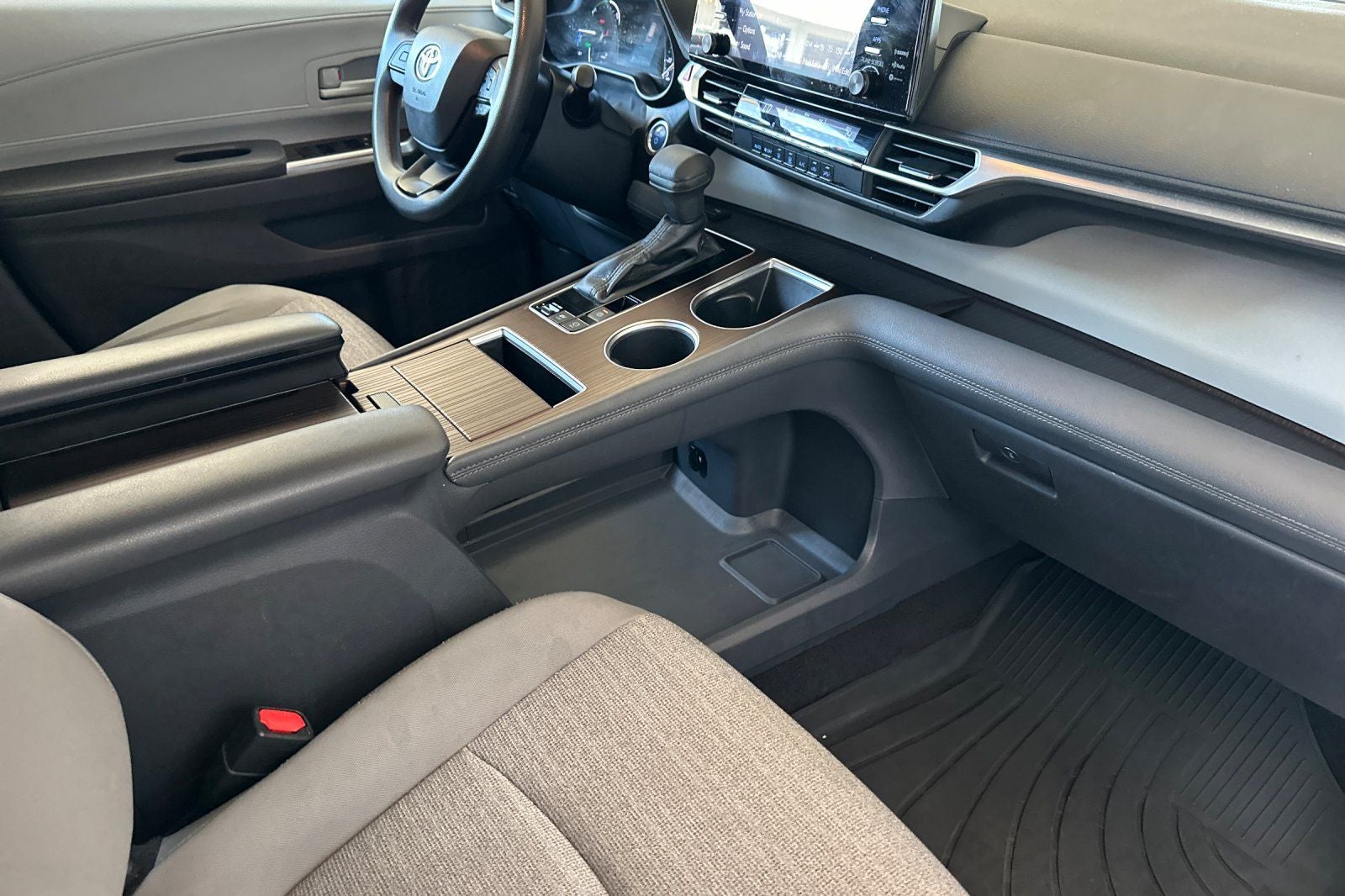 2022 Toyota Sienna LE 8 Passenger