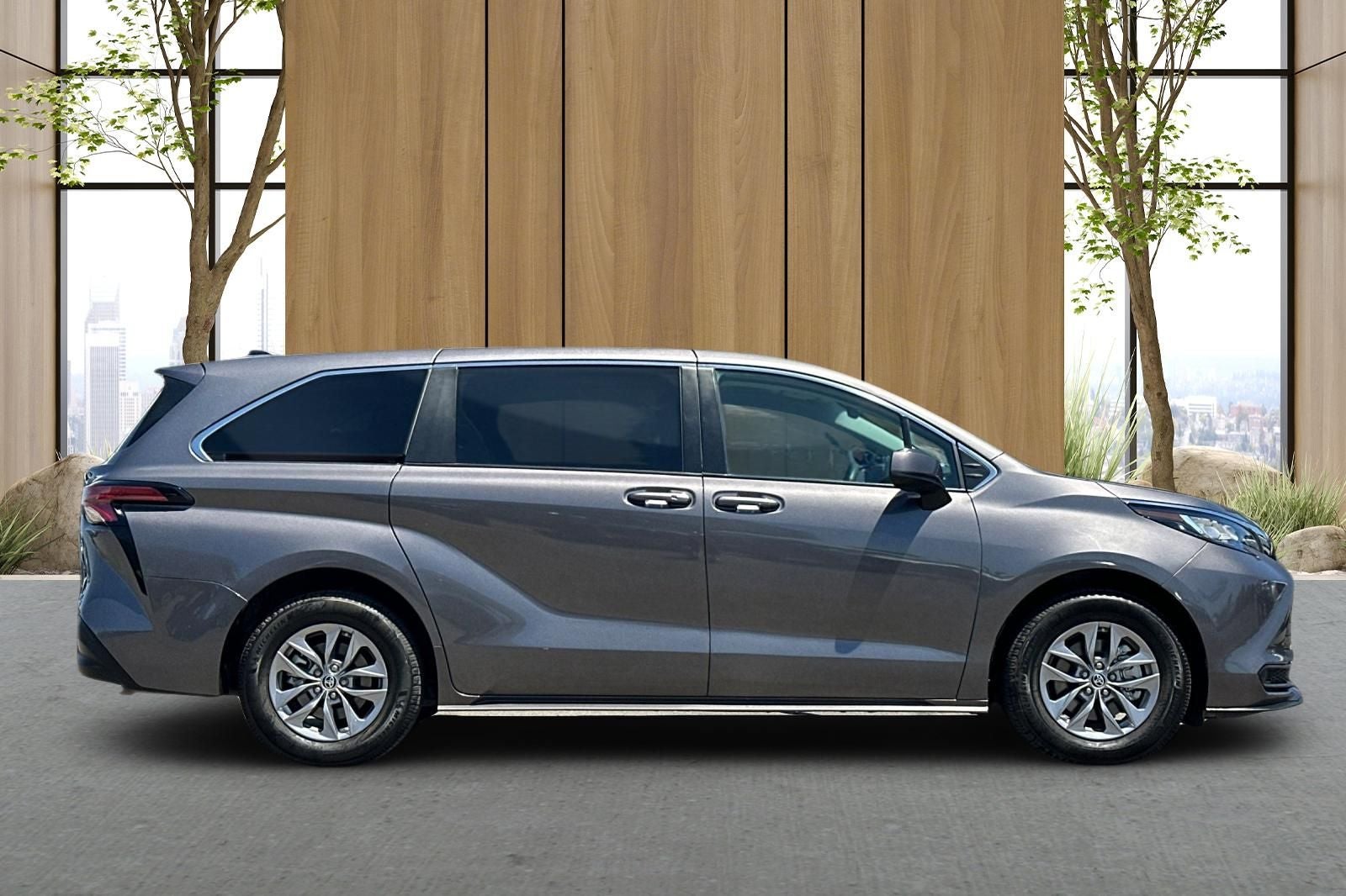 2022 Toyota Sienna LE 8 Passenger