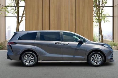 2022 Toyota Sienna LE 8 Passenger