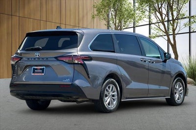 2022 Toyota Sienna LE 8 Passenger