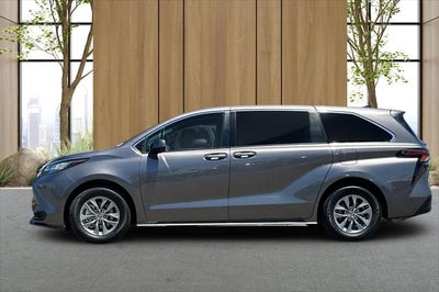 2022 Toyota Sienna LE 8 Passenger