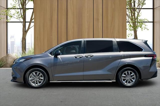 2022 Toyota Sienna LE 8 Passenger