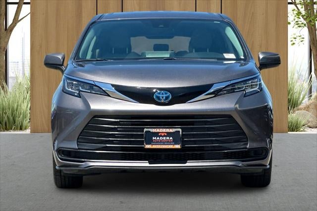 2022 Toyota Sienna LE 8 Passenger