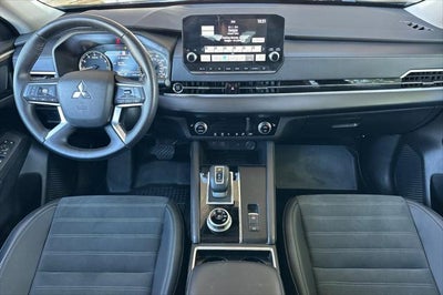 2024 Mitsubishi Outlander SE Black Edition w/Pano Roof