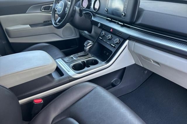 2024 Kia Carnival LX