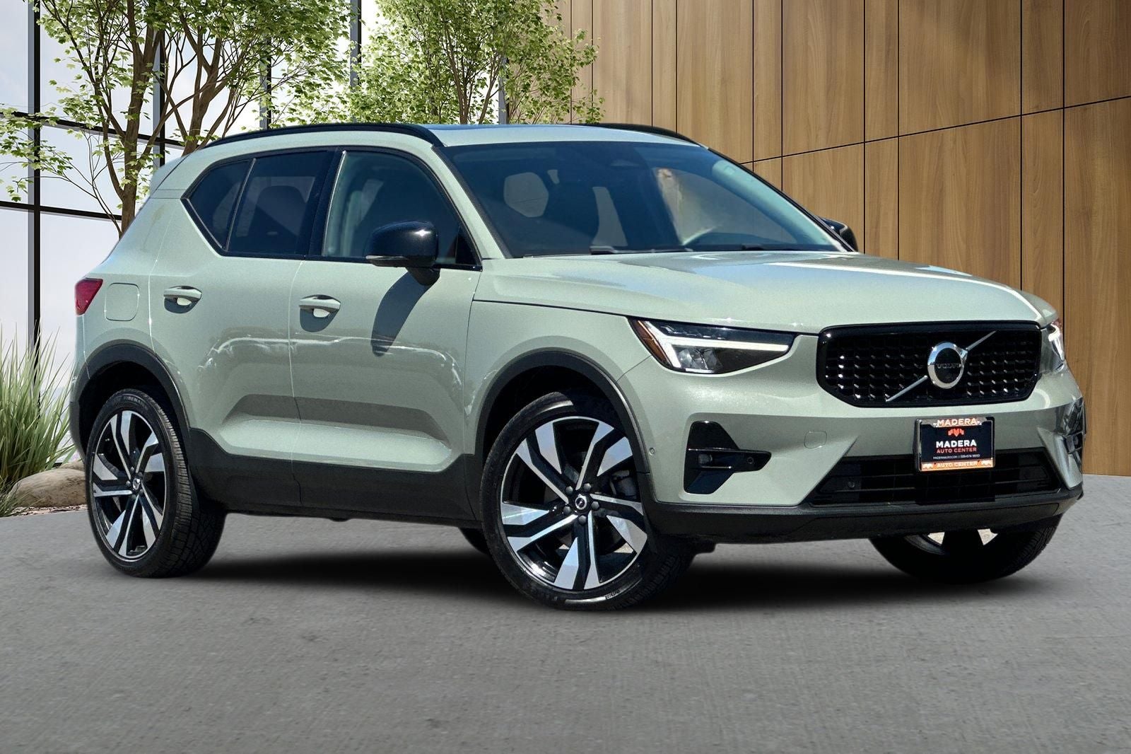 2023 Volvo XC40 B5 Plus Dark Theme
