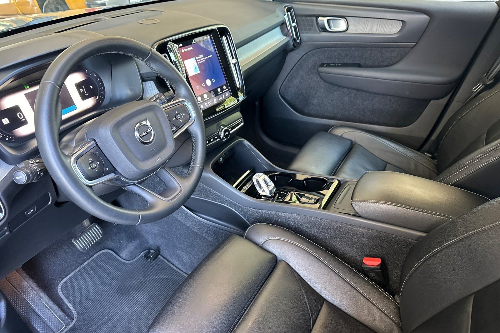2023 Volvo XC40 B5 Plus Dark Theme