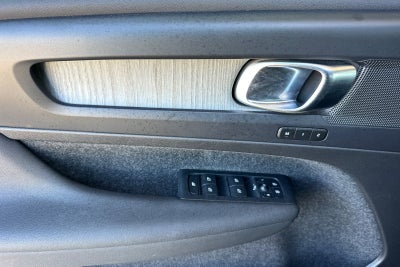 2023 Volvo XC40 B5 Plus Dark Theme