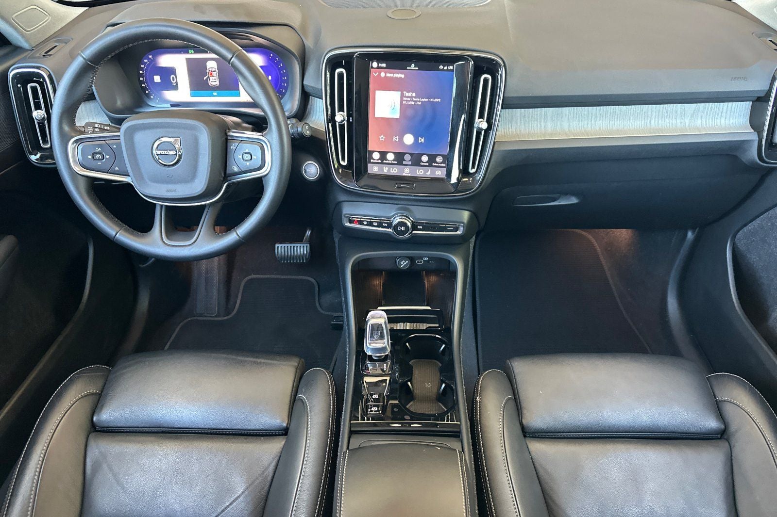 2023 Volvo XC40 B5 Plus Dark Theme