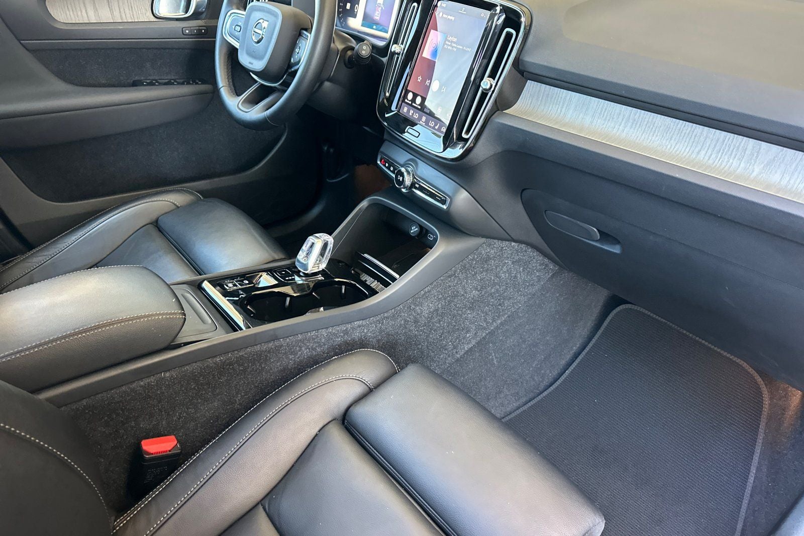 2023 Volvo XC40 B5 Plus Dark Theme
