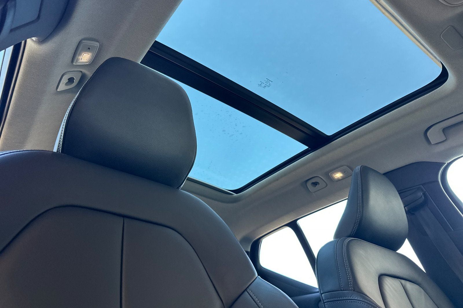 2023 Volvo XC40 B5 Plus Dark Theme