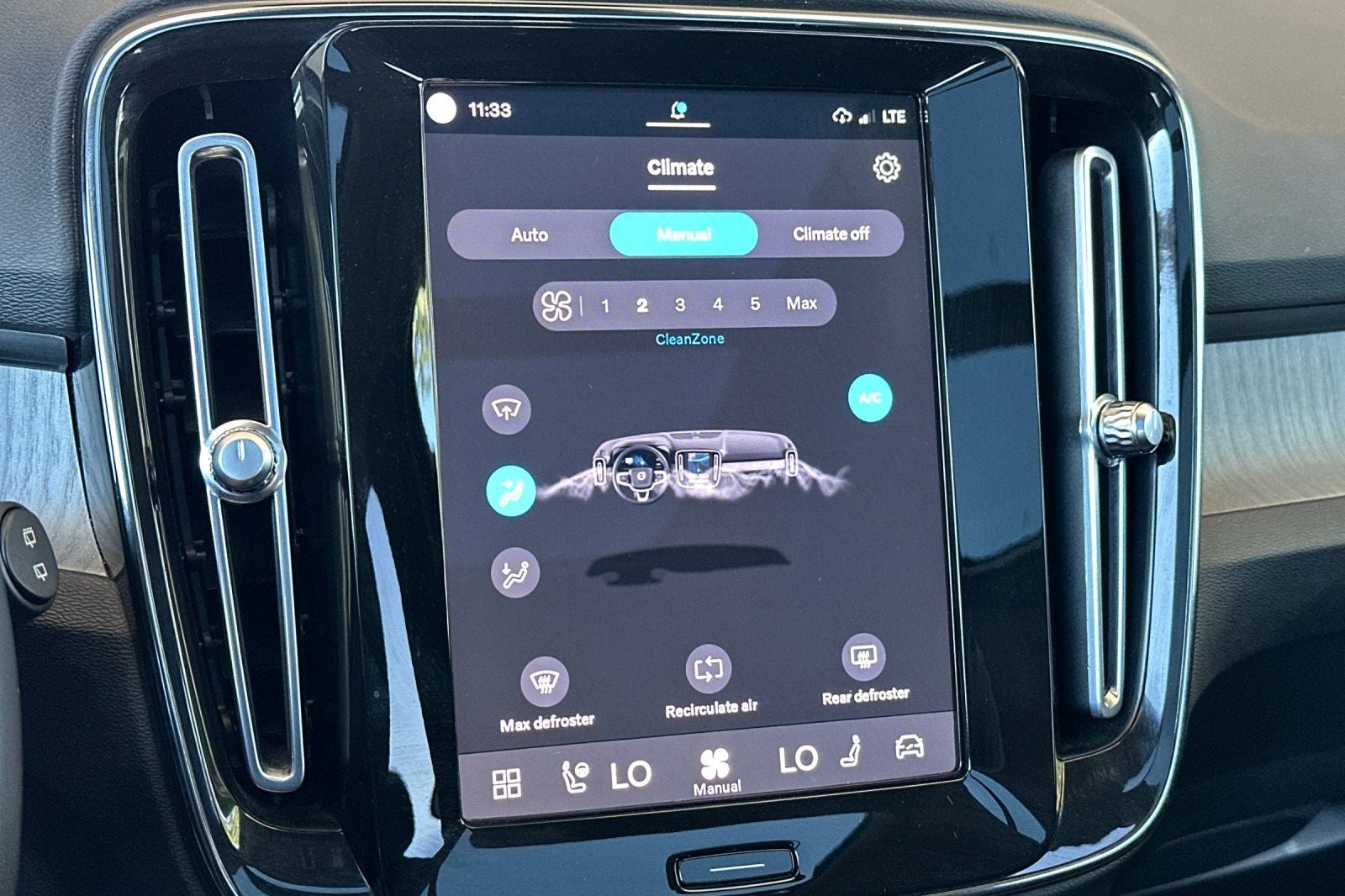 2023 Volvo XC40 B5 Plus Dark Theme
