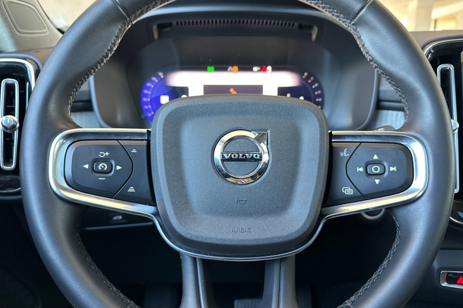 2023 Volvo XC40 B5 Plus Dark Theme