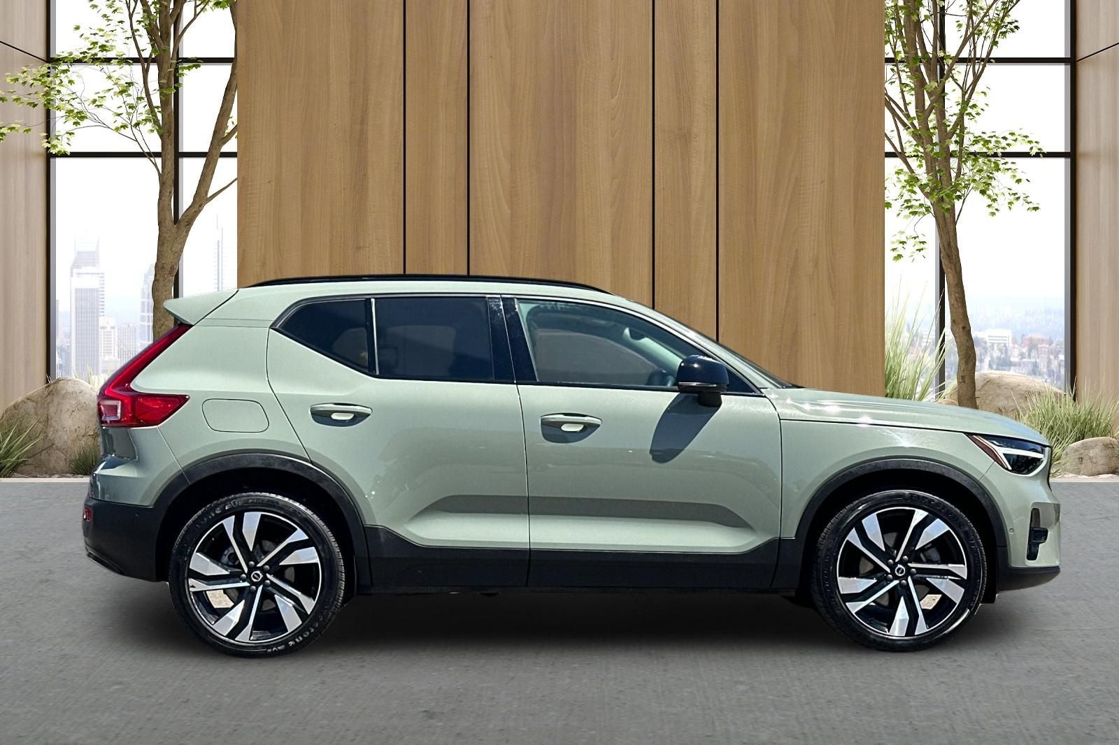 2023 Volvo XC40 B5 Plus Dark Theme