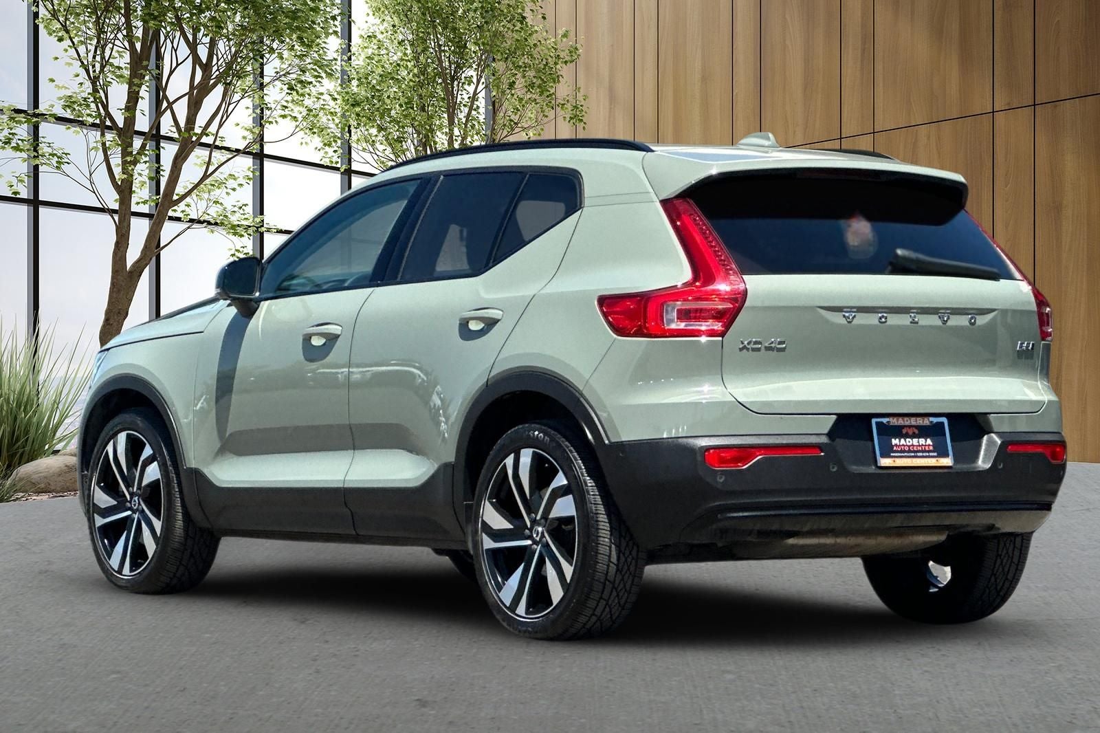 2023 Volvo XC40 B5 Plus Dark Theme