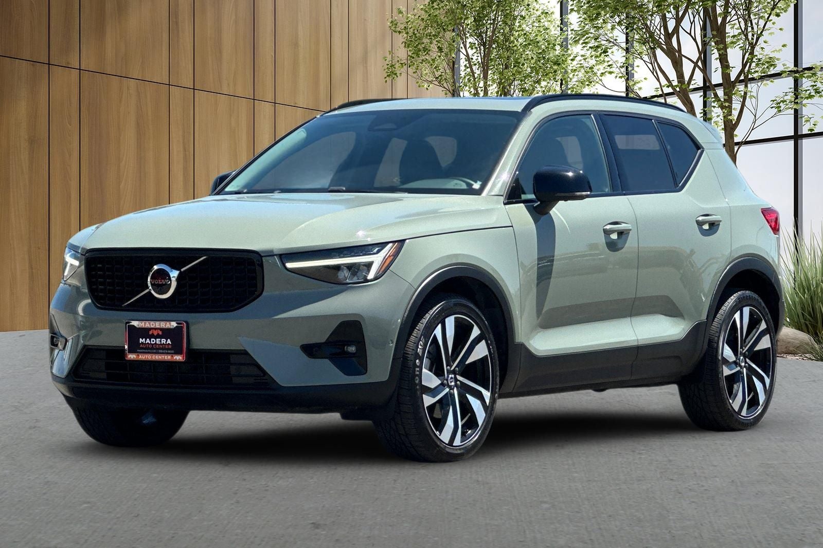 2023 Volvo XC40 B5 Plus Dark Theme