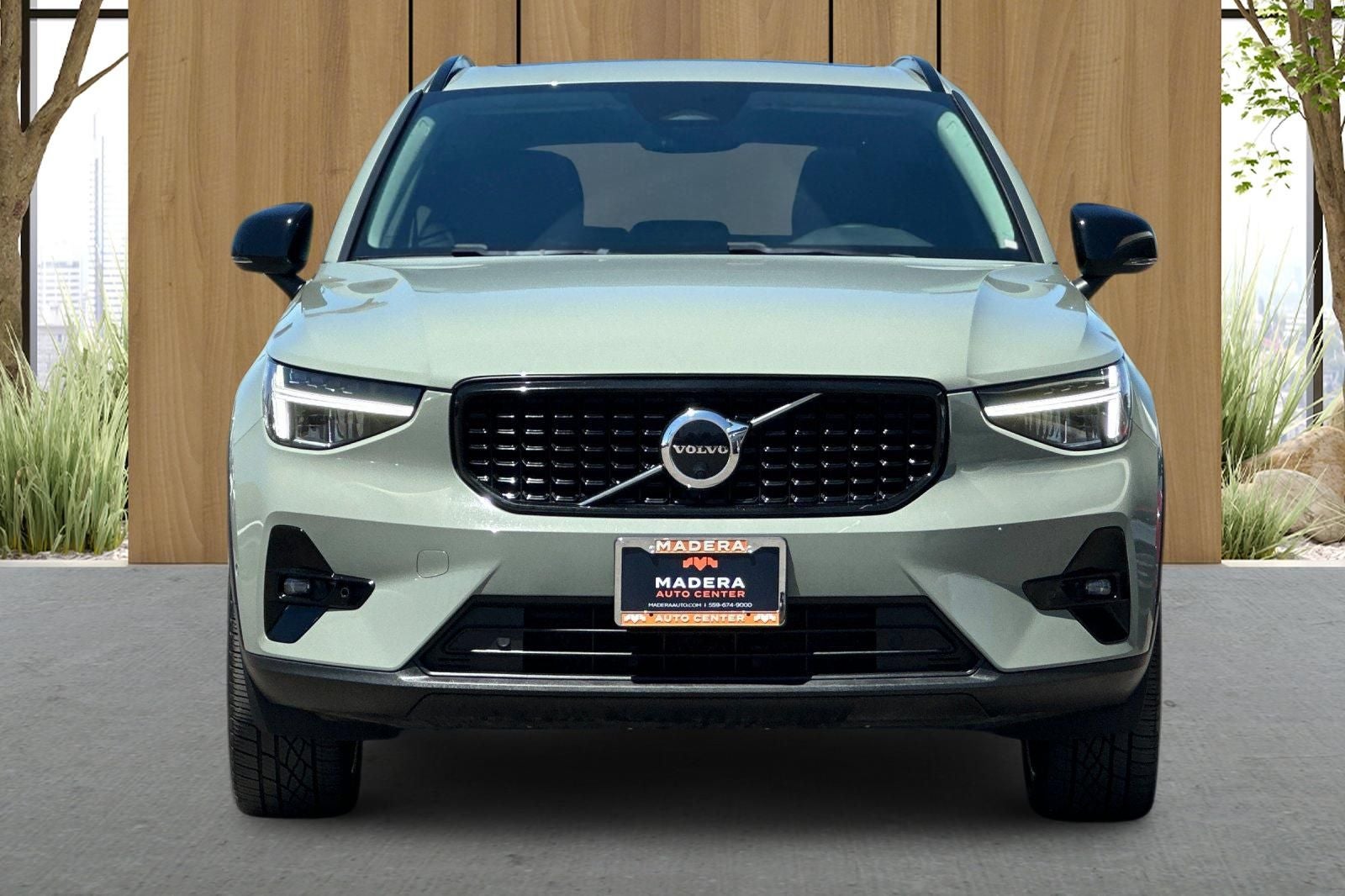2023 Volvo XC40 B5 Plus Dark Theme