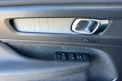 2023 Volvo XC40 B5 Plus Dark Theme