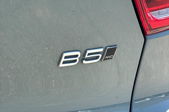 2023 Volvo XC40 B5 Plus Dark Theme