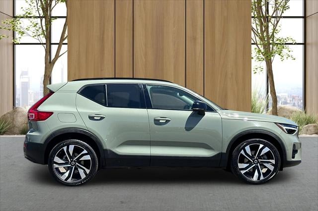 2023 Volvo XC40 B5 Plus Dark Theme
