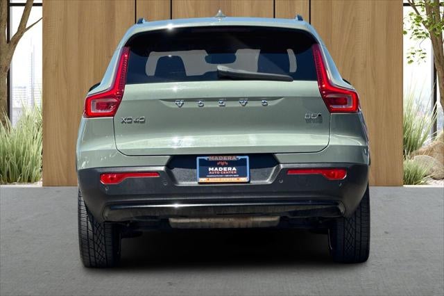 2023 Volvo XC40 B5 Plus Dark Theme