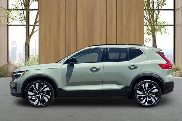 2023 Volvo XC40 B5 Plus Dark Theme